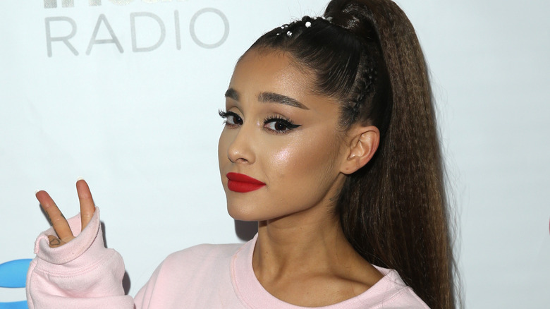 Ariana Grande peace sign