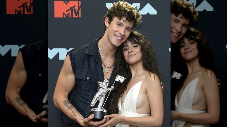 Shawn Mendes Camila Cabello holding VMA 