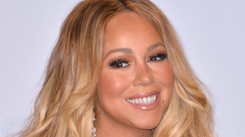 Mariah Carey smiling smokey eye