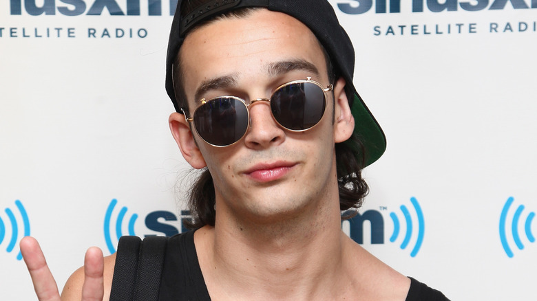 Matt Healy giving a peace sign