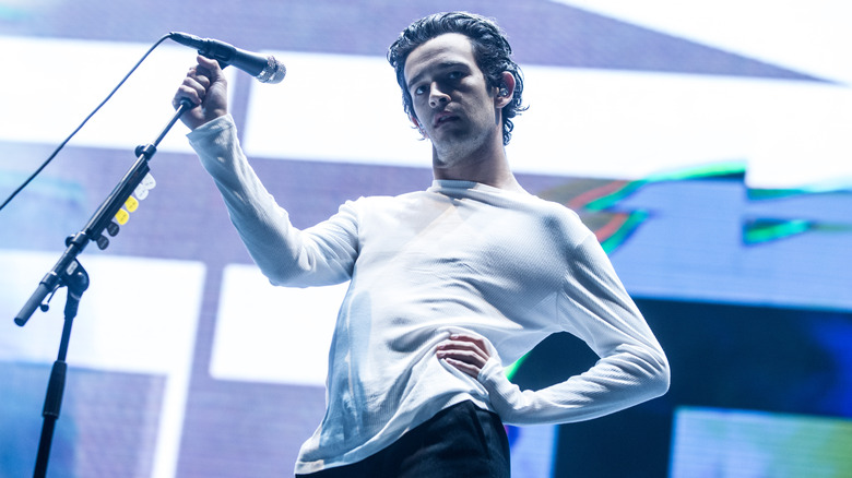 Matt Healy with his hand on his hip