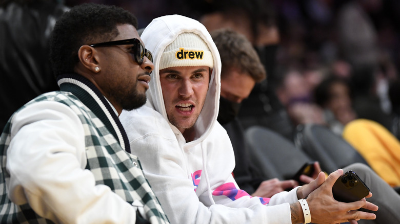 Justin Bieber talking to Usher