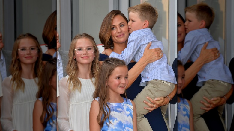 Jennifer Garner posing with her kids