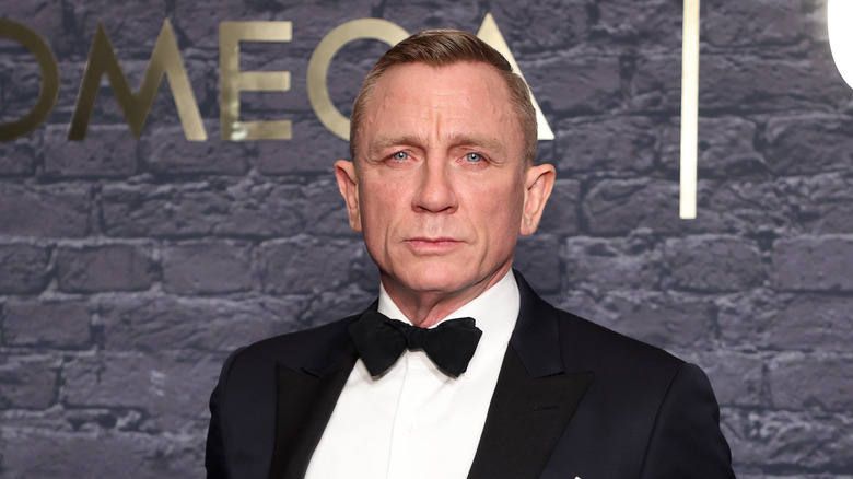 Daniel Craig posing