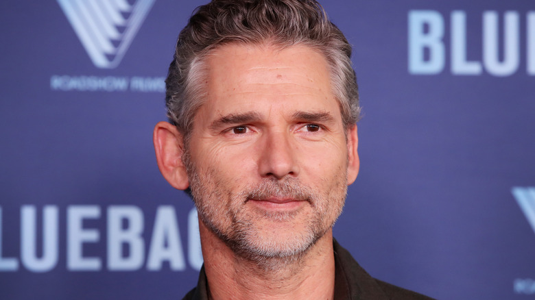 Eric Bana posing at an event