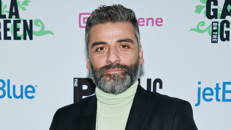 Oscar Isaac posing at an event