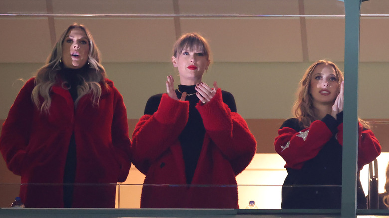 Taylor Swift clapping between Lyndsay Bell, Brittany Mahomes