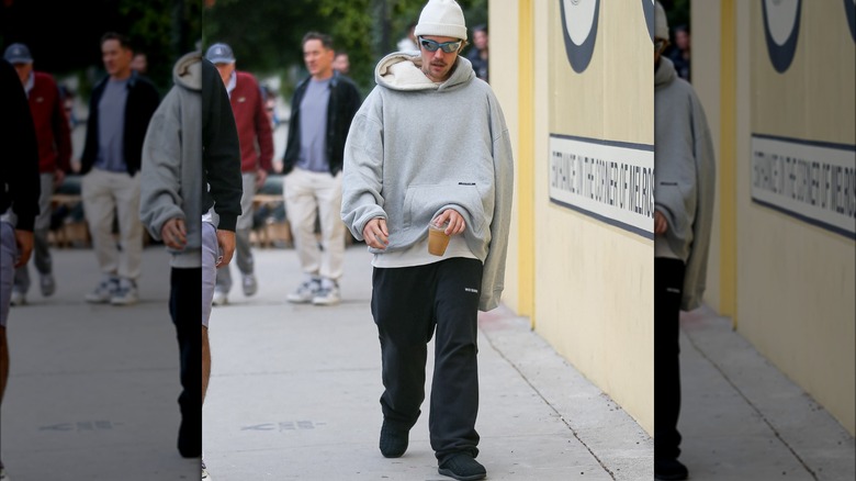 Justin Bieber gray hoodie white hat