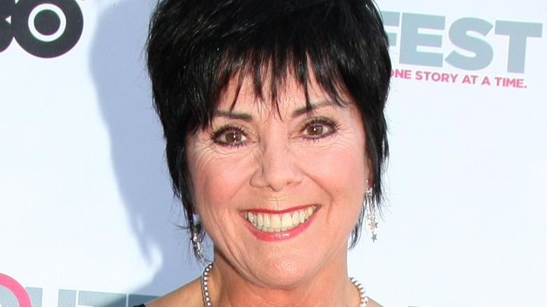 Joyce DeWitt wearing pearls 