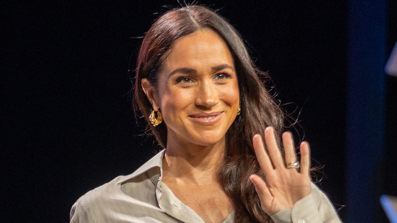 Meghan Markle waving to a crowd