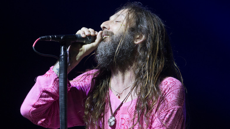 Chris Robinson performing