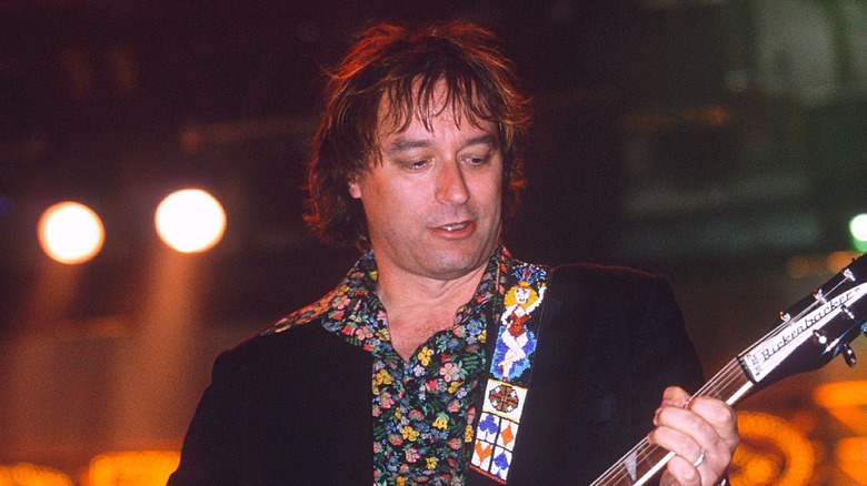 Peter Buck R.E.M performing