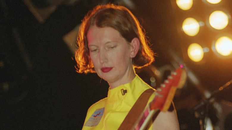 Mary Hansen playing guitar 