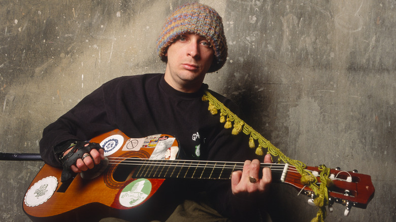 Vic Chesnutt playing guitar 