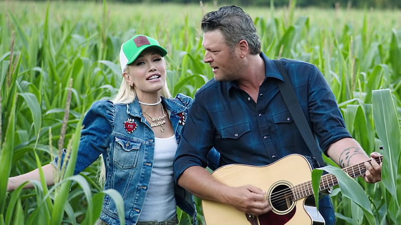 Gwen Stefani and Blake Shelton singing