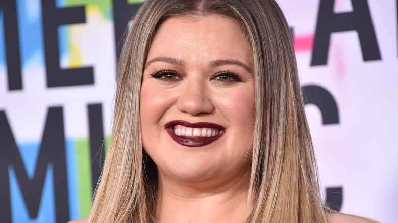 Kelly Clarkson smiling