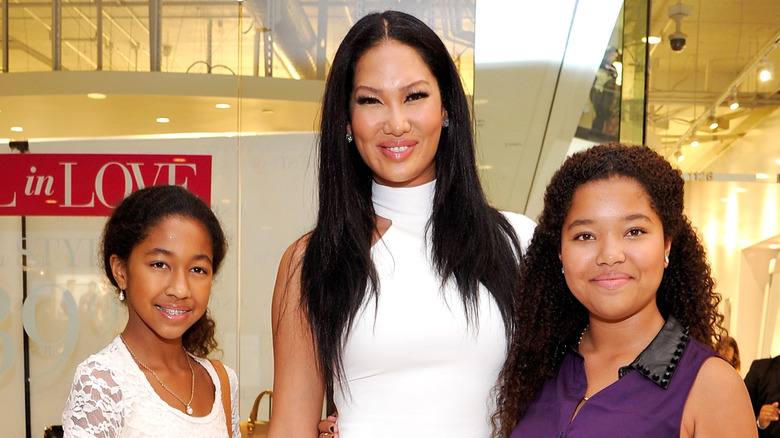 Aoki Lee Simmons, Kimora Lee Simmons, Ming Lee Simmons smiling