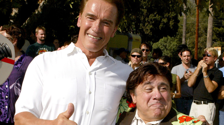 Arnold Schwarzenegger and Danny Devito thumbs up