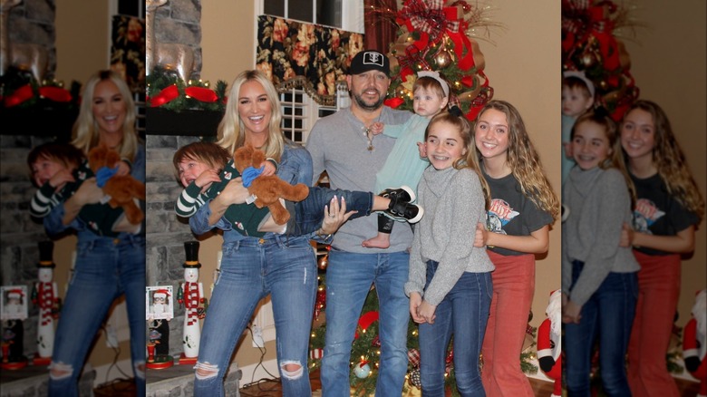 Jason Aldean poses with his kids for christmas