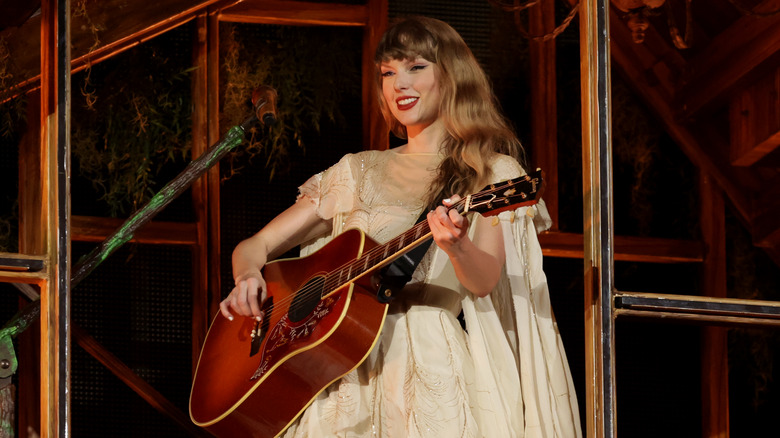 Taylor Swift plays guitar
