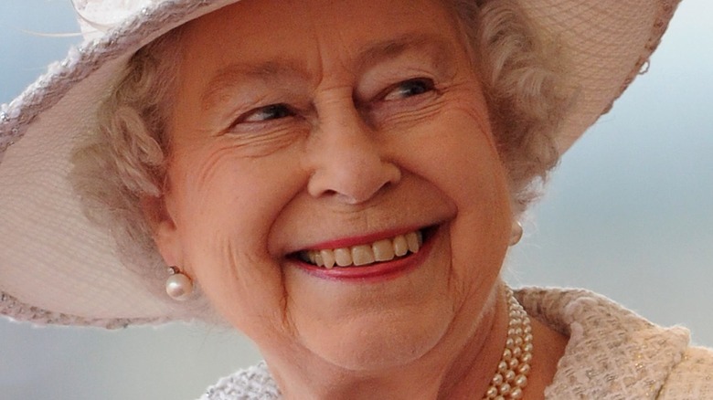 Queen Elizabeth II awaits the arrival of Turkey's President Abdullah Gul and his wife Hayrunnisa Gul 2011