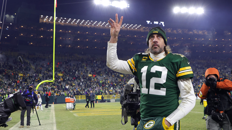 Aaron Rodgers waves Green Bay Packers 