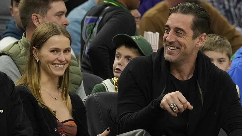 Mallory Edens and Aaron Rodgers courtside at basketball game