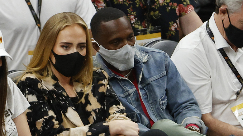 Adele sititng next to Rich Paul during basketball game