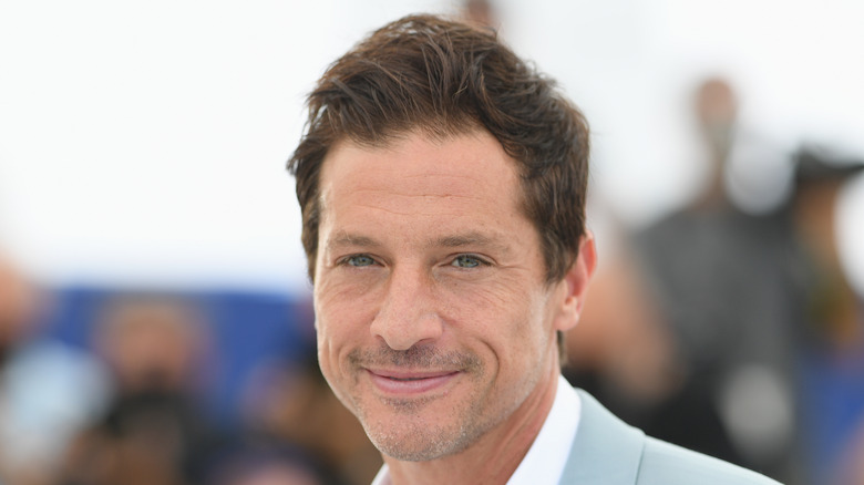 Simon Rex smiling