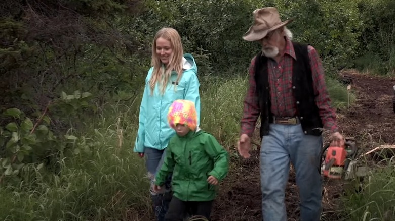 Jewel Kilcher walking with her son and father