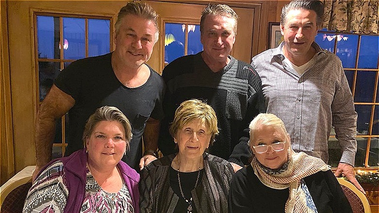 Alec Baldwin, Billy Baldwin, Daniel Baldwin, Elilzabeth Baldwin Keuchleran d Jane Baldwin Sasso posing with their mom Carol Baldwin