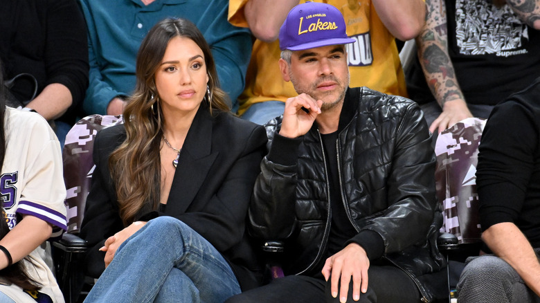 Jessica Alba and Cash Warren watching a Lakers game at Crypto.com Arena