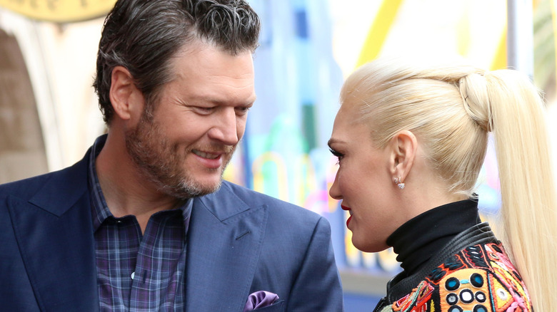 Blake Shelton and Gwen Stefani talking on a red carpet