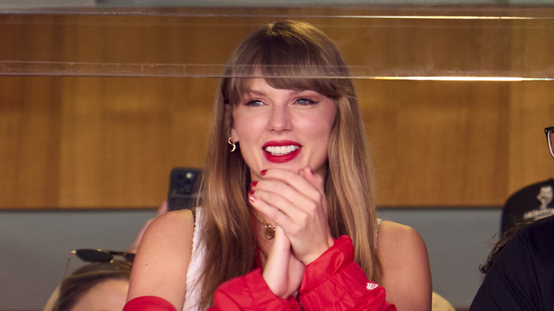 Taylor Swift clapping at Kansas City Chiefs game 