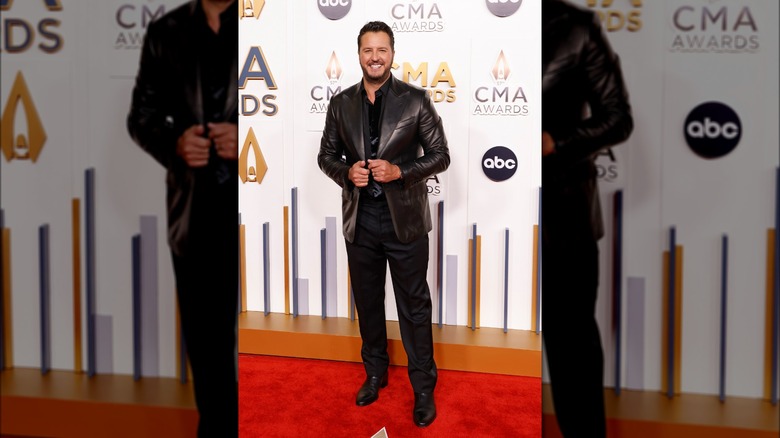 Luke Bryan posing