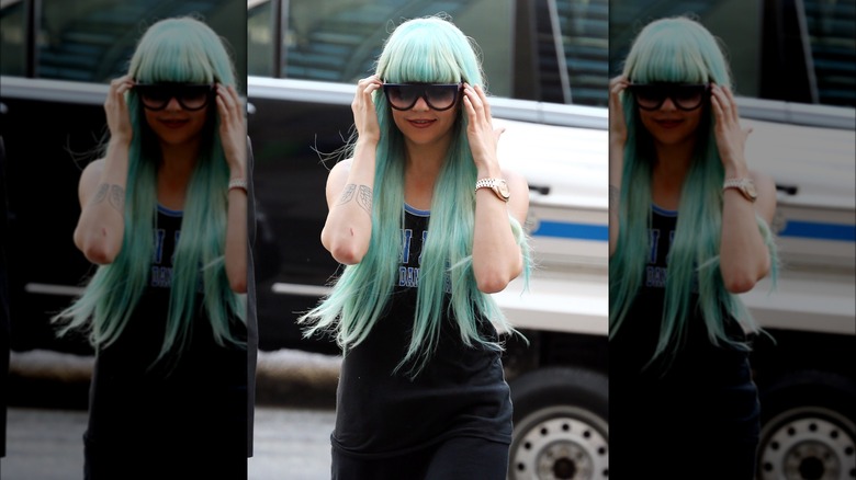 Amanda Bynes with blue hair