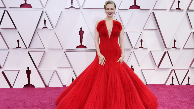 Amanda Seyfried posing at the 2021 Oscars 