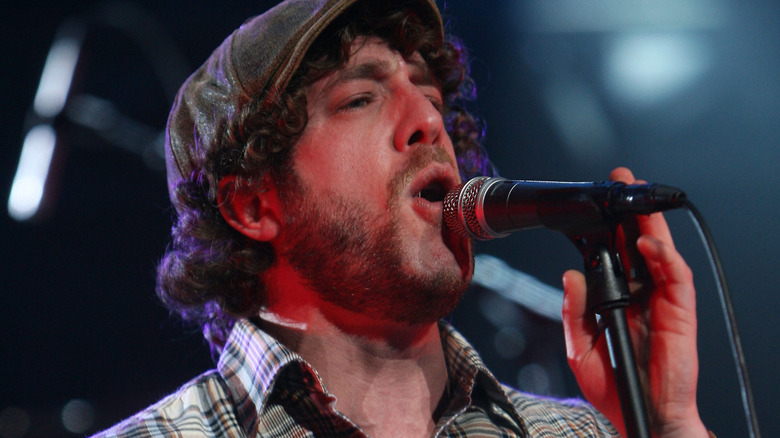 Elliot Yamin performing