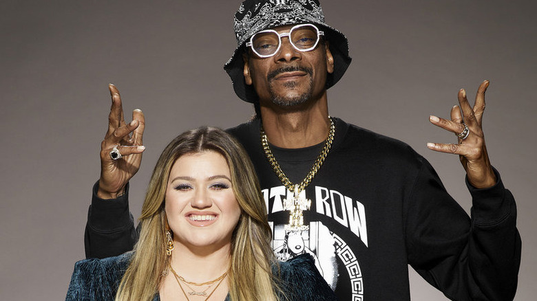 Snoop Dogg gang signs Kelly Clarkson smiling