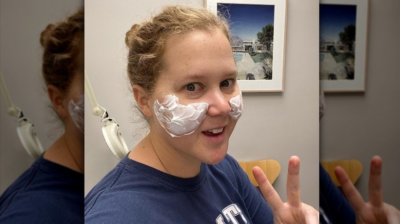 Amy Schumer gives peace sign in selfie at doctor's office