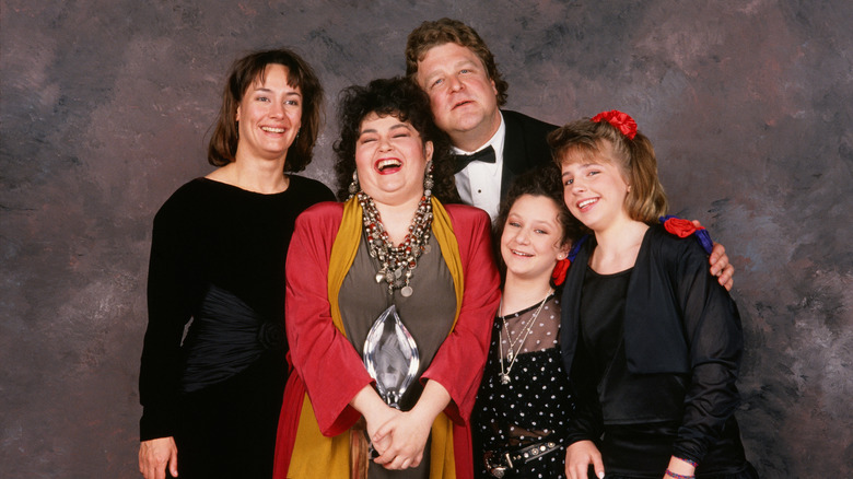 Cast of Roseanne all smiling