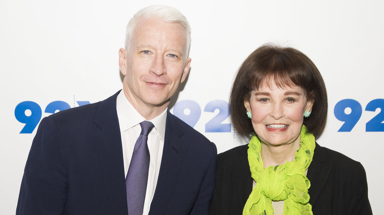 Anderson Cooper poses with Gloria Vanderbilt