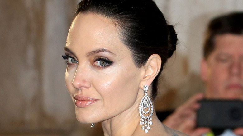 Angelina Jolie bun