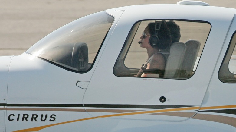 Angelina Jolie flies the Cirrus SR22-G2