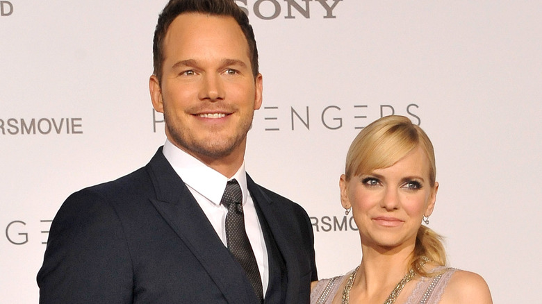 Chris Pratt and Anna Farris posing on the red carpet 