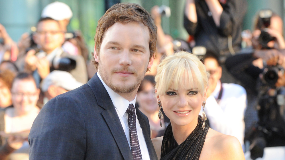 Anna Faris and Chris Pratt attending an awards show 