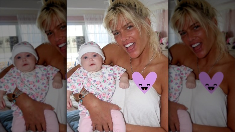 Anna Nicole Smith holds Dannielynn