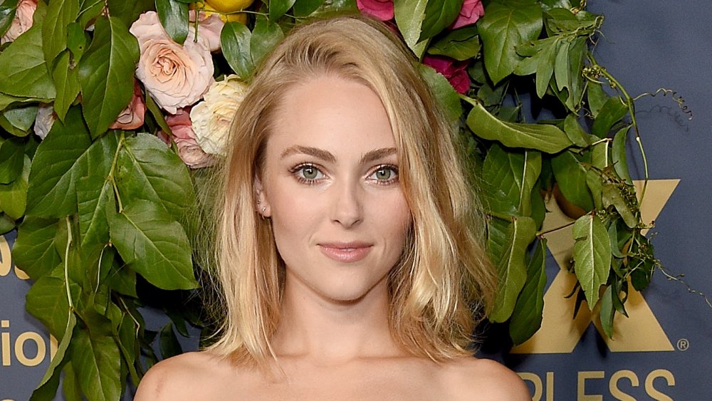 1000px x 563px - AnnaSophia Robb Is Unrecognizable With A Shaved Head