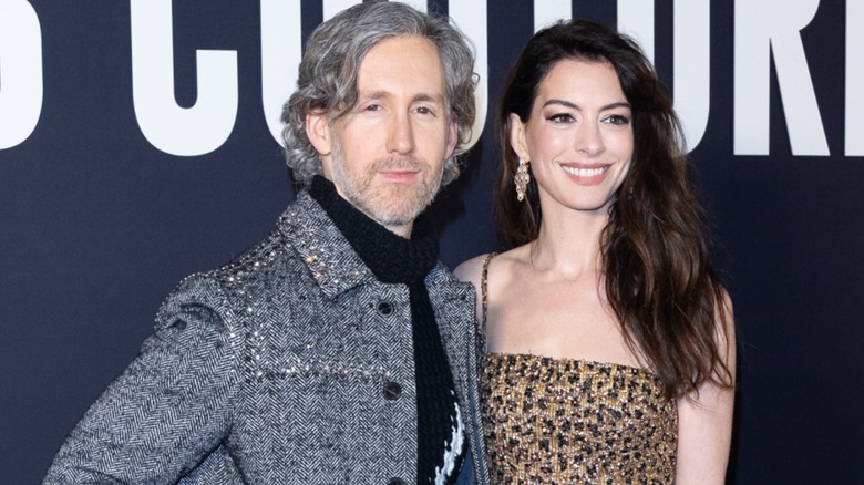 Anne Hathaway and Adam Shulman posing on red carpet