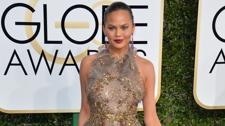 Chrissy Teigen golden globes red carpet